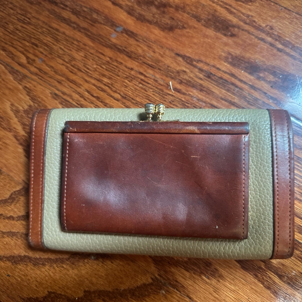 Dooney & Bourke wallet tan pebbled leather and trimmed with brown leather - Picture 3 of 4